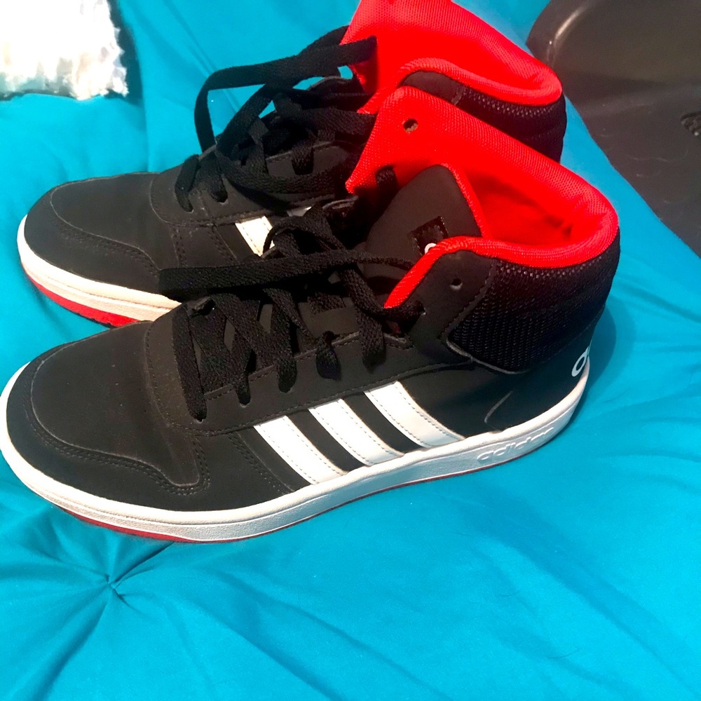 Boys size 5 sneakers adidas